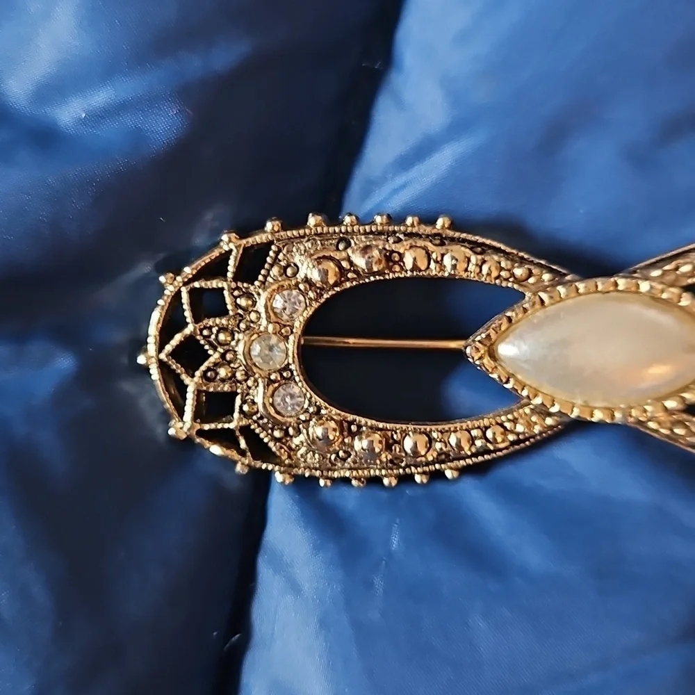 Elegant Gold and Pearl Brooch